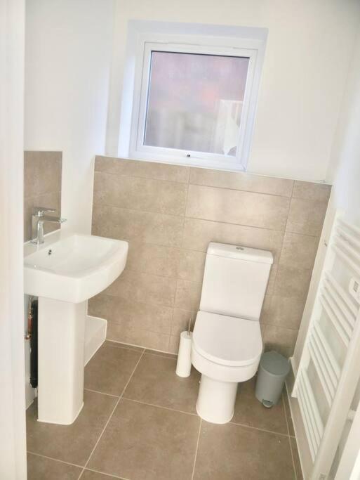 Spacious 4-Bed Semi-Detached Home With Garden Liverpool Eksteriør billede