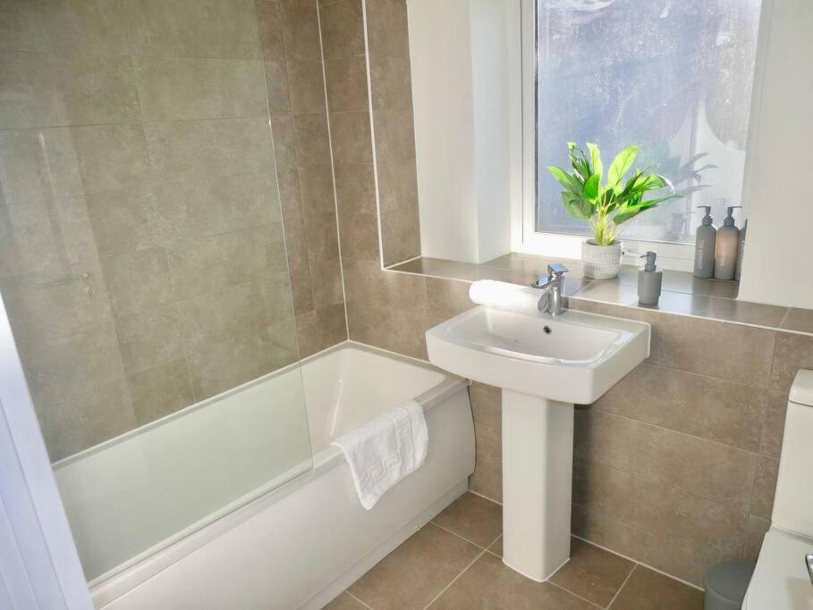 Spacious 4-Bed Semi-Detached Home With Garden Liverpool Eksteriør billede